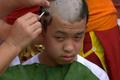 Zachránění chlapci z Thajska se nechali oholit a devět dní stráví mezi mnichy