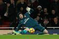 Petr Čech zasahuje v utkání Premier League Arsenal vs. Chelsea