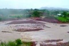 V Laosu se protrhla rozestavěná přehrada