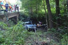 Auto spadlo do potoka