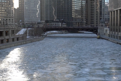 Do Spojených států přišla extrémní zima. V Chicagu dokonce zamrzla řeka