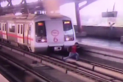 Muž si spletl stranu nástupiště. Na metro se chtěl dostat přes koleje