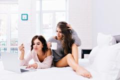 Svetr s sebou. O prvním letním víkendu přijde aprílové počasí