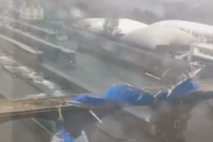 Silný vítr odfoukl část stavby z Negrelliho viaduktu