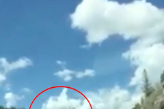 Pilot musel nouzově přistát na dálnici. Následně sám vylezl z kokpitu