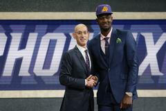 Deandre Ayton, jednička draftu 2018, a Adam Silver