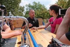 Člověk musí přijít střízlivý, opilým nenalejeme, říká majitelka pivního kola. Projel se i Veselovský