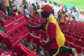 Senegalští fotbaloví fanoušci po vítězném zápase svého týmu uklidili tribunu