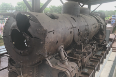 Rozstřílená lokomotiva, ale i nové nádraží. Reportáž z hranice Severní Koreje