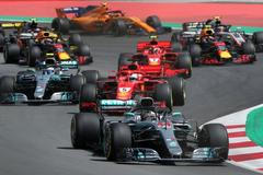 F1, VC Španělska 2018: Lewis Hamilton v čele závodu.