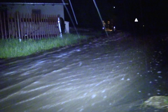 Voda se valila po silnicích i do domů. Záběry rozvodněných potoků na Berounsku a Příbramsku