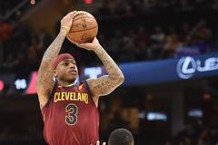 Isaiah Thomas z Clevelandu střílí na koš v utkání s Portlandem