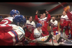 Hokejoví junioři vyřadili Finsko a postoupili do semifinále. V jejich šatně tryskala euforie