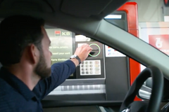 Na Benzině lze vybrat peníze z bankomatu přímo z auta