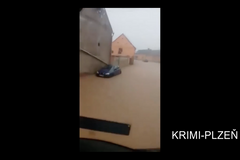 Auta i domy pod vodou. Na Plzeňsku udeřily bleskové povodně