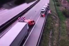Řidič na dálnici neubrzdil kamion a zničil silničářům auto i světelné značení