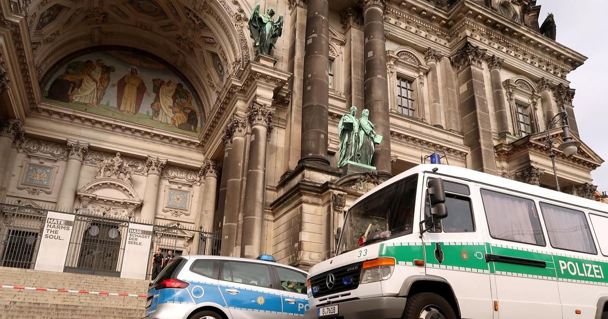 V Berlíně zachvátil požár výškový dům, podle hasičů je mnoho zraněných