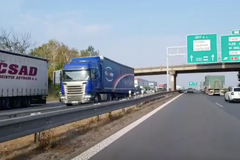 Doprava z výjezdu z Prahy na dálnici na Mladou Boleslav úplně zkolabovala