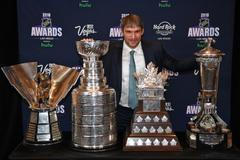 Alexandr Ovečkin se svými trofejemi (Stanley Cup, Maurice Richard, Conn Smythe a Prince Wales) za sezonu 2017-18