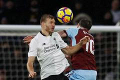 Estonec Ragner Klavan (vlevo) v utkání s Burnley, v němž vstoupil do historie