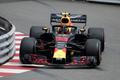 Max Verstappen ze stáje Red Bull na trati při tréninku na VC Monaka