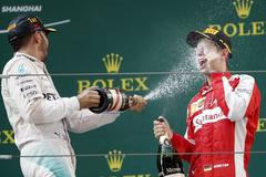 F1, VC Číny: Lewis Hamilton, Mercedes a Sebastian Vettel, Ferrari