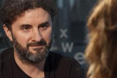 Češi na uprchlíky plivou, na kebab jim lepí nálepky Bloku proti islámu, styděl jsem se, říká Dlouhý