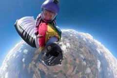 Letět na wingsuitu je podobné jako letět letadlem