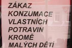 Cedule, zákazy, příkazy, nápisy