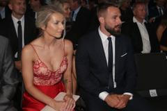 Půvabné dámy po boku hokejových rytířů, tentokrát ve společenské zbroji. Taková byla Zlatá hokejka