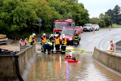 Přívalové deště ze silných bouřek zaplavily silnice i domy