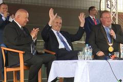 Zeman v Podbořanech děkoval za hlasy. Pak si to vyřídil s místními odpůrci