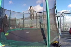 Na nejvyšší budově v Paříži si můžete zaskákat na trampolíně. Příští rok si zabruslíte