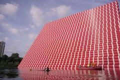 V Londýně vyrostla obří egyptská hrobka. Je složená z více než 7000 barelů