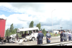 Mikrobus na Ukrajině naboural do kamionu s českým logem, zemřelo 10 lidí