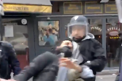 Násilný zásah poradce francouzského prezidenta proti demonstrantům