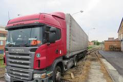 Kamion uvízl na kolejích v areálu otrokovické firmy