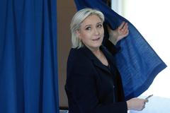 Kandidátka na první francouzskou prezidentku Marine Le Penová odvolila.