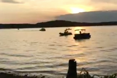 Nejméně 11 lidí přišlo o život při potopení turistické lodi na jezeře v americkém Missouri