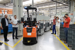 Bosch využívá automatické tahače. V závodě se pohybují pomocí laserových paprsků