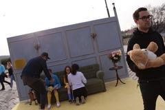 Fotograf nechal lidem na ulici prvorepublikový pokoj. Vybavení začalo mizet