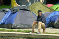 V Paříži migranti přežívají pod stanem u řeky