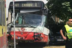 Autobus v Praze po nehodě narazil do budovy statistického úřadu. Několik lidí je zraněných