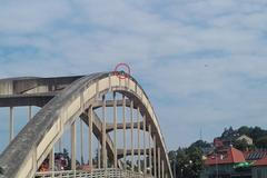 Spící muž na mostě