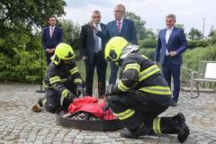 Zeman: Čas spodního prádla v politice skončil. Prezident na Hradě spálil červené trenýrky