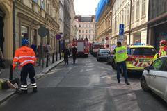 Foto: V centru Prahy se zřítila část domu. Hasiči museli po dalším sesuvu přerušit hledání dělníků