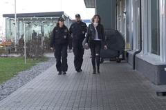 Celníci a policie vtrhli do Amazonu v Dobrovízi. Razie mířila na nelegální zaměstnávání cizinců