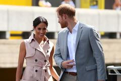 Meghan překvapila v trenčkotových šatech bez rukávů. Setkala se s vnučkou Nelsona Mandely