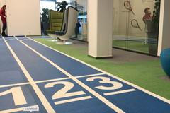 Sportisimo zasvětilo své kanceláře sportu. Recepci má ve fotbalové bráně a chodba je běžeckou dráhou