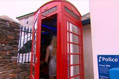 Nejmenší hudební klub na světě. Angličané přeměnili tradiční telefonní budku na centrum zábavy